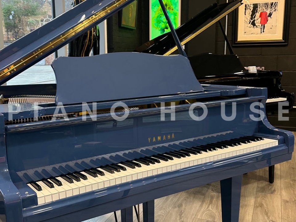 Cận cảnh YAMAHA G2 Blue Custom tại Piano House